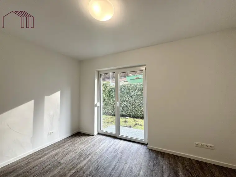 ALLGEMEINGARTEN : Moderne 4-Zimmer-Erdgeschosswohnung mit Parkplatz und direktem Zugang zum Allgemeingarten