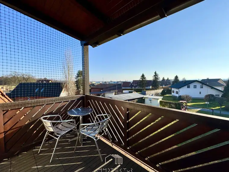 SONNIG &amp; RUHIG: Geräumige 2-Zimmer-Wohnung mit überdachtem Balkon und Carport