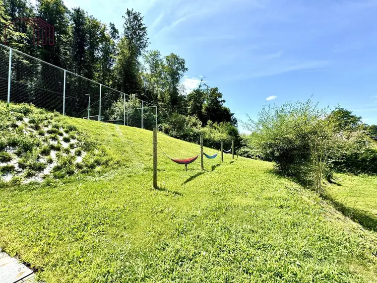 RUHEOASE IM GRÜNEN: Schöne 4-Zimmer-Wohnung mit 4 Balkonen und Fernblick in Stiftingtal