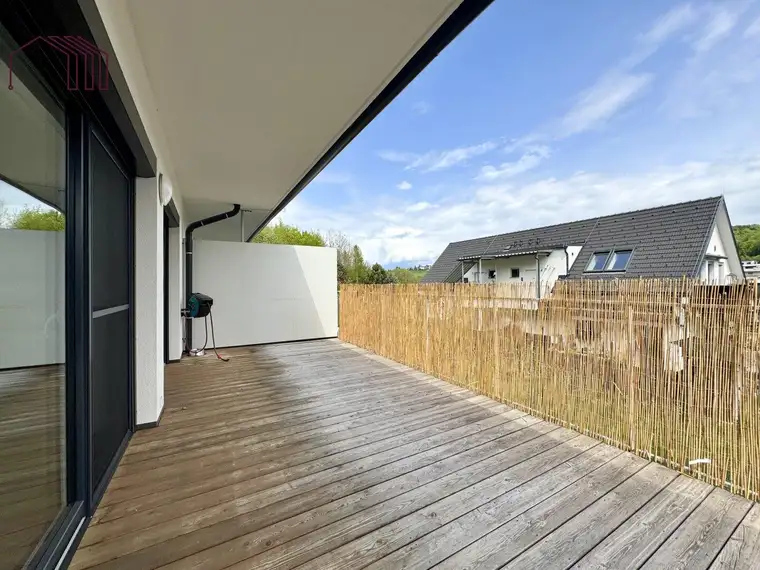 WOHNEN AM WALDRAND : Exklusives Eckreihenhaus mit Garten, Terrasse und zwei Parkplätzen