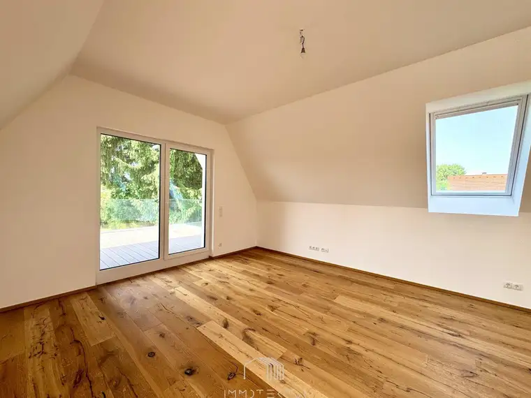 NÄHE MURWEG: Geräumige 3-Zimmer-Wohnung mit Parkplatz und Dachterrasse - ERSTBEZUG