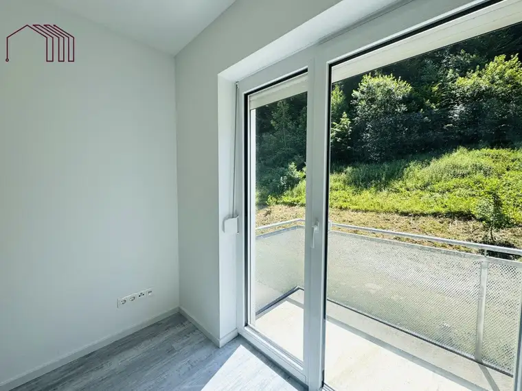 LETZTES GESCHOß: Geräumige 4-Zimmer-Wohnung mit mehreren Balkonen, Panoramablick und wunderschönem Allgemeingarten