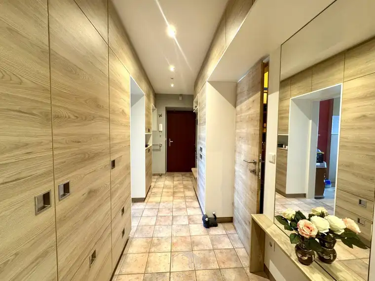 PREISHIT : Ruhig gelegene 2-Zimmer-Wohnung mit Extraküche und Loggia in Graz-Wetzelsdorf - Tiefgarage vorhanden!