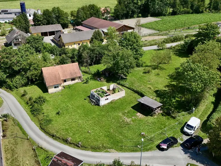 PROVISIONSFREI : Großes Grundstück mit sanierungsbedürftigem Altbestand in idyllischer Ruhelage