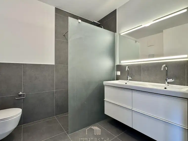 GRÜN &amp; RUHIG GELEGEN: Sonnige 4-Zimmer-Wohnung mit 4 Balkonen und Parkplatz