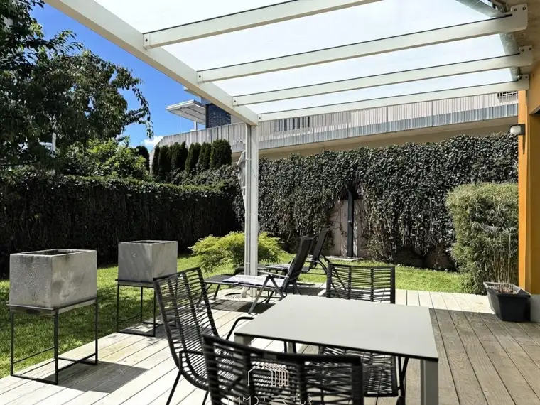 NAHE LKH: Exklusive 2-Zimmer‑Wohnung mit großer Terrasse + Gartenhaus