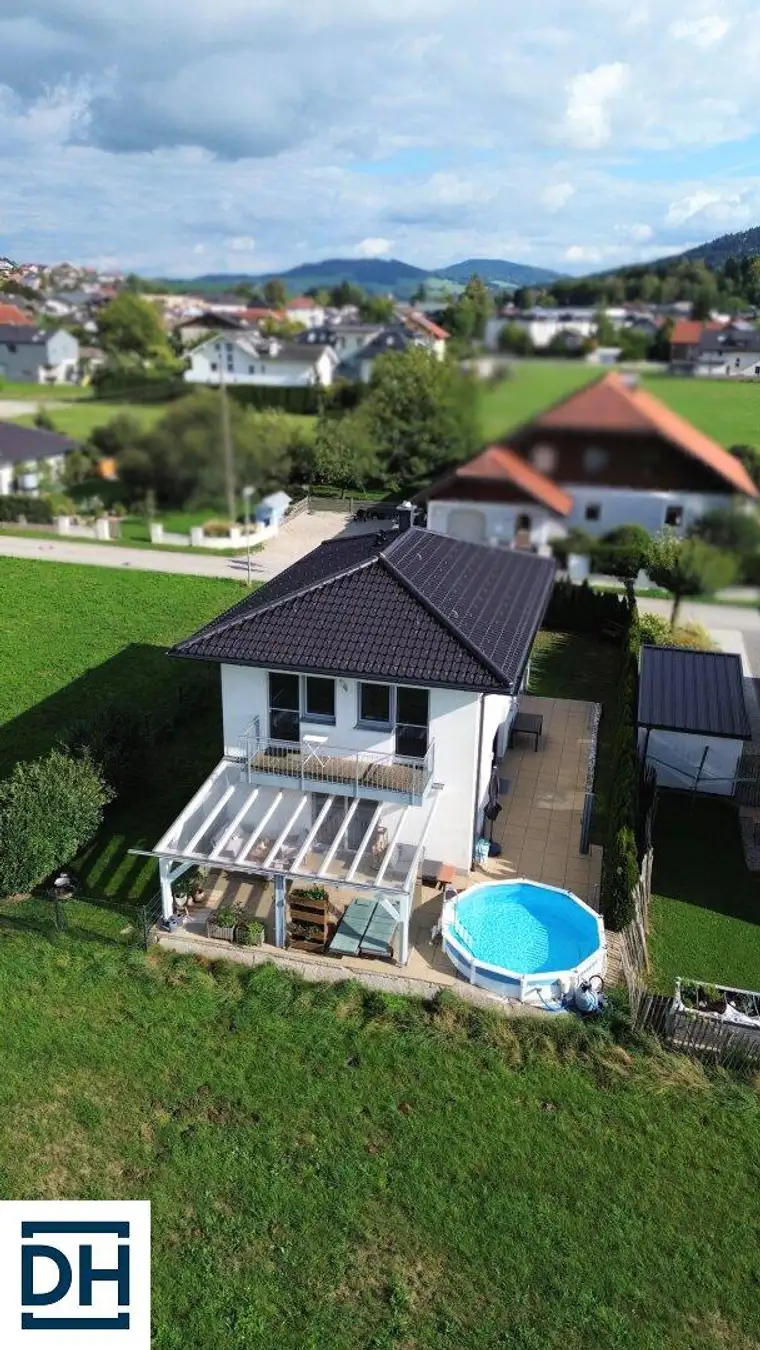 Einfamilienhaus mit Garten und Carport