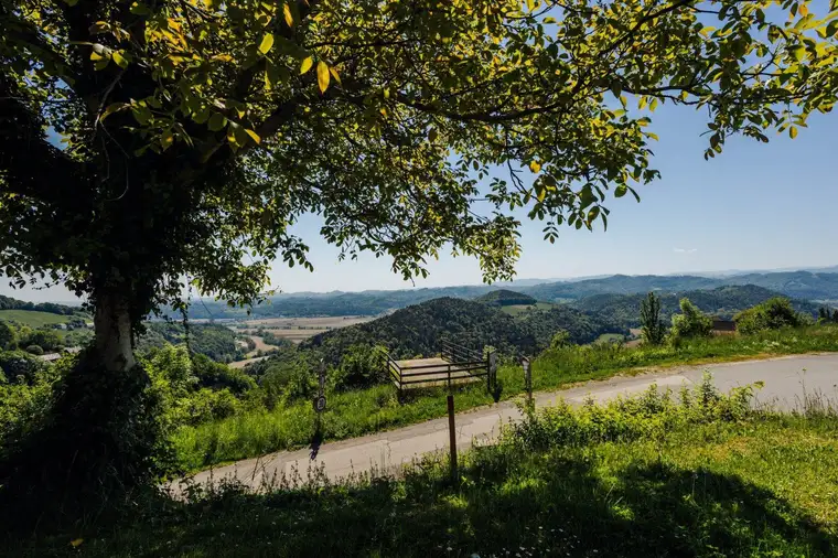 Panoramablick über die Südsteirische Weingegend in Kitzeck im Sausal!