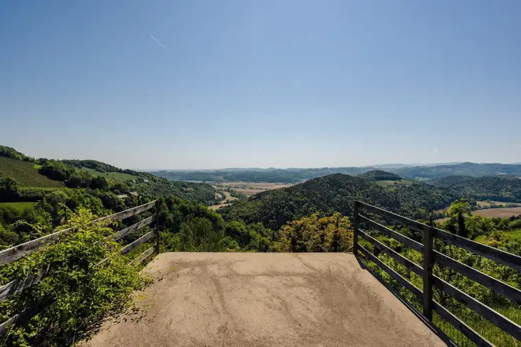 Sonniger Baugrund mit Panorama-Weitblick inmitten der Weinregion!