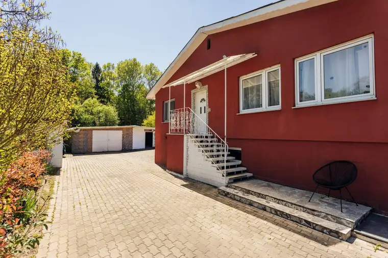 Einfamilienhaus im Grünen mit Luftwärmepumpe und PV-Anlage!