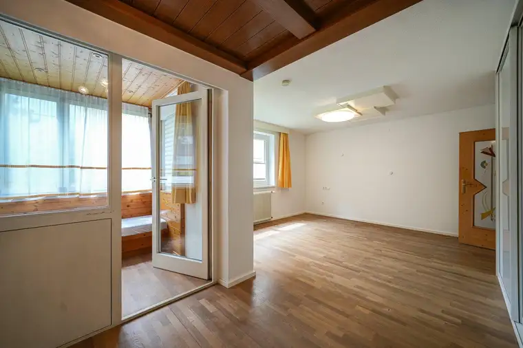 GROßZÜGIGE 3,5-ZIMMERWOHNUNG MIT LOGGIA UND STELLPLATZ