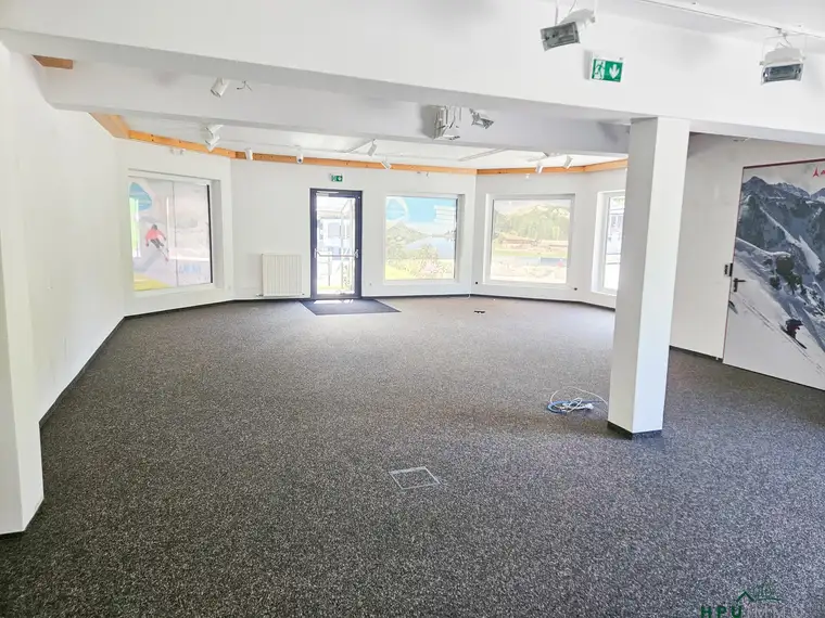 Großzügiges, modernes Geschäftslokal mit hoher Werbewirkung
