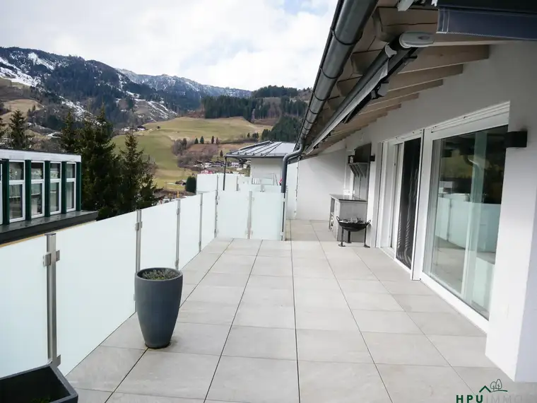 Neuwertige Dachgeschoßwohnung mit High-End Ausstattung und XXL Terrasse