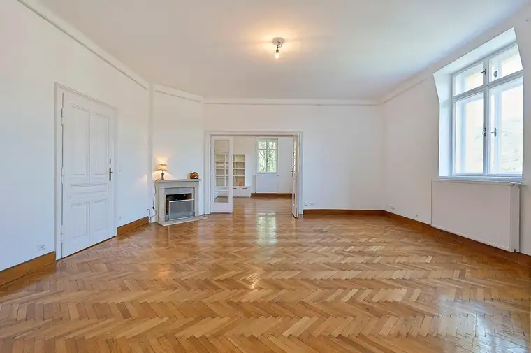 260 m² Villenetage mit separatem Arbeitsbereich &amp; Terrasse mit herrlichem Grünblick sowie Garage!