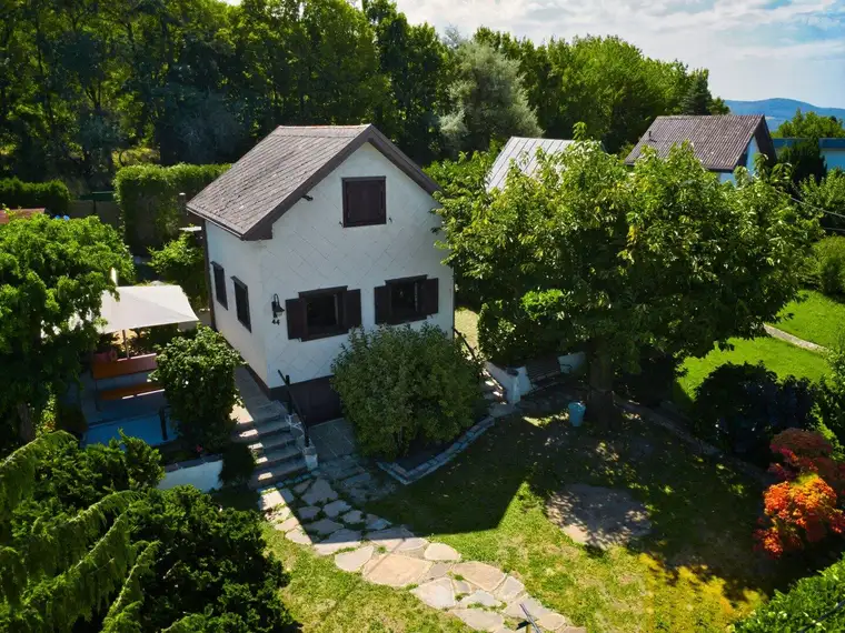 Seltenes Kleingarten-Eigentum am Wolfersberg – Haus mit Ausbaupotenzial, Terrasse &amp; herrlichem Blick ins Grüne