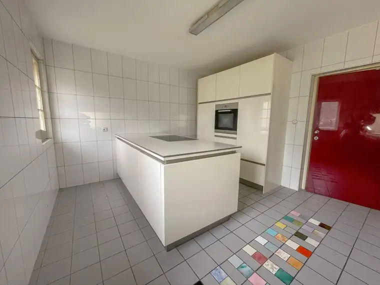 Sanierungsbedürftiges Landhaus in Stams: Teilsaniert mit 4 Balkonen, 3 Bädern und 2 Garagen!