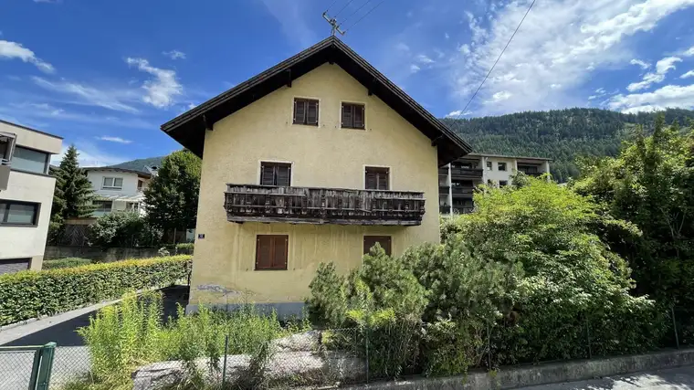 Sanierungsbedürftiges Wohnhaus mit großem Garten, Garage und Holzrecht – in guter Lage von Landeck