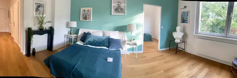 Singlehit: Renovierte 2,5 Zimmer Wohnung mit großem Wohnzimmer, neuer Küche und Grünblick, Büro/Ankleidezimmer