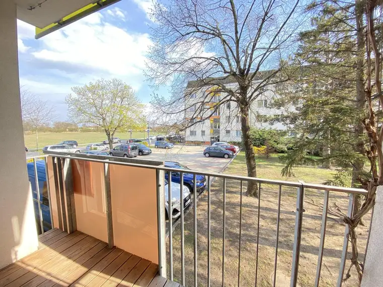 WOHNEN IM GRÜNEN - RENOVIERTE 3 ZIMMER WOHNUNG NÄHE BAHNHOF