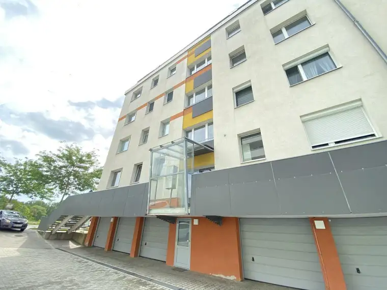 WOHNEN IM GRÜNEN - RENOVIERTE 3 ZIMMER WOHNUNG NÄHE BAHNHOF