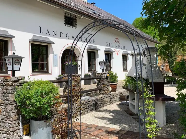 Regional beliebter Landgasthof mit Pension und schön angelegtem Campingplatz