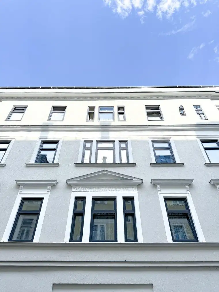 Anlegerhit Unbefristet! In einem sanierten Haus 2,5-Zimmer-Altbauwohnung - unbefristet vermietet! mit 3,8 % Reendite