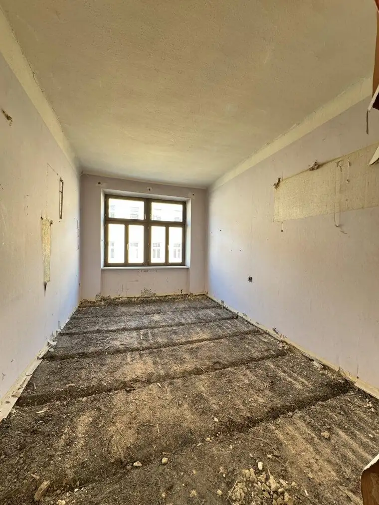 Sanierungsbedürftige Wohnung mit Entwicklungspotenzial im gepflegten Altbau