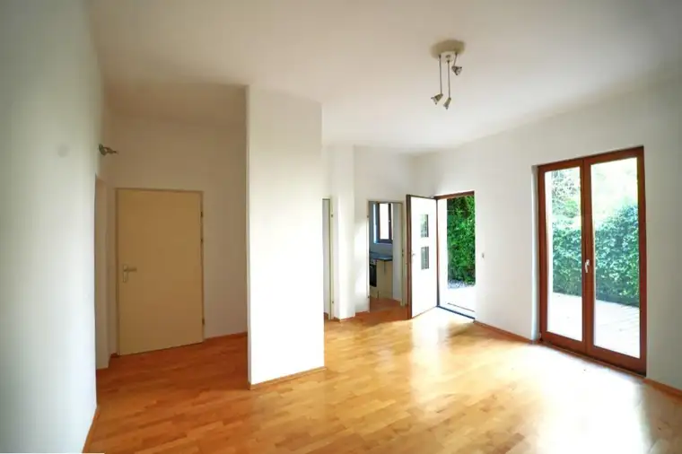 Gebirgsjägerplatz: Leistbare 4-Zimmer-Wohnung mit 115 m² Wohnfläche und eigenem Garten in 3-Parteien Haus.