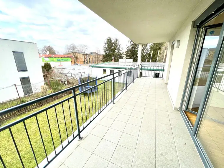 Schöne, helle, Wohnung mit großem Balkon &amp; super Anbindung!