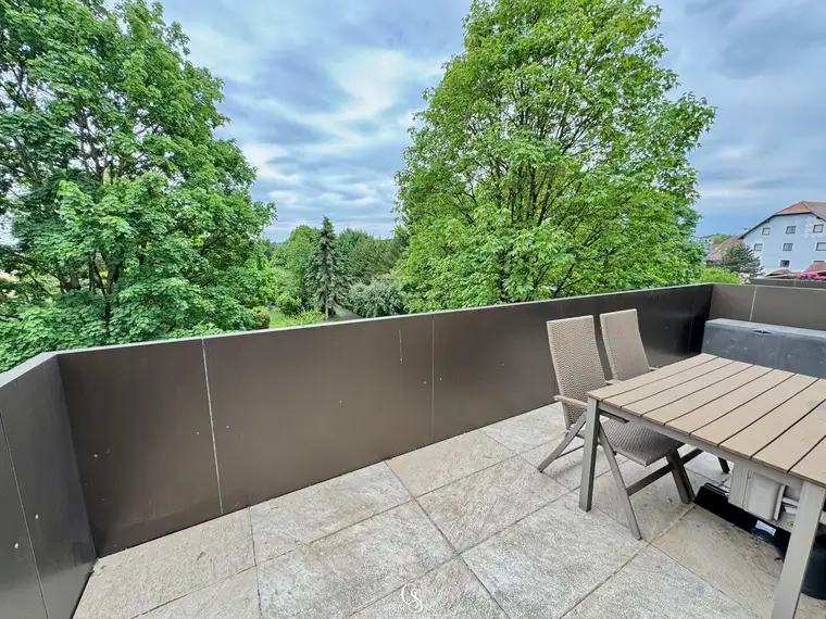 Hochwertige Drei-Zimmer-Maisonette mit großem Balkon und zwei Garagenstellplätze