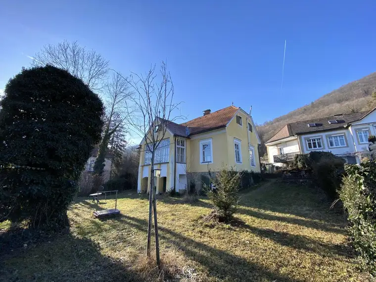 Uriges Landhaus im Biedermeier-Stil - mit Sanierungsbedarf