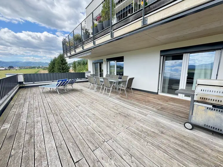 Traumhafte Eigentumswohnung mit riesiger Südwestterrasse und Carportstellplatz