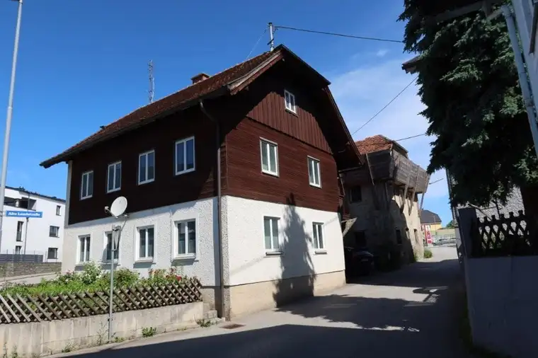 Ländliches Anwesen mit Wohnhaus, und Nebengebäuden in Ostermiething