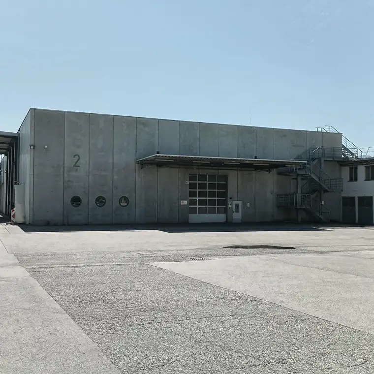 Moderne Lagerhalle mit 2701 m² und 8 m Raumhöhe ab sofort verfügbar