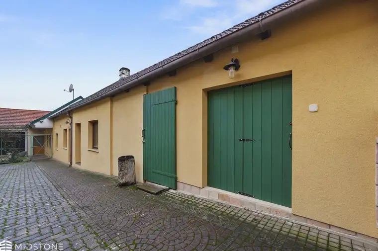 *Historisches Familienhaus in Raggendorf* Inklusive ruhigem Innenhof, Weinkeller und zeitlosem Charme