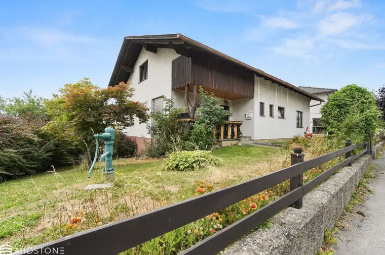 Gepflegtes Einfamilienhaus mit großem Garten und Ausbaupotenzial in Martinsberg
