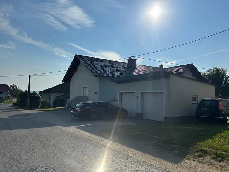 Günstiges, großes und neuwertiges Mehrfamilienhaus mit zehn Zimmern und Einbauküche in Frensdorf