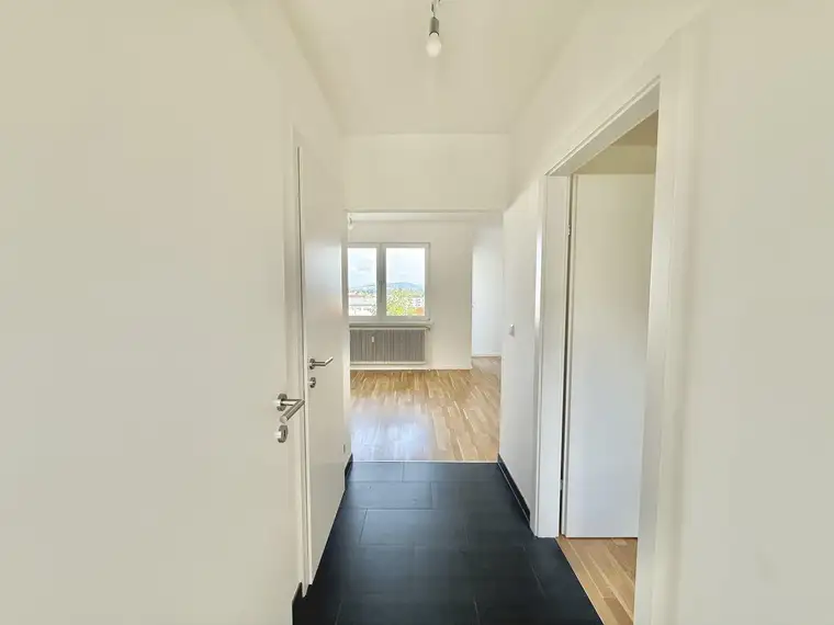 Helle 2-Zimmer-Wohnung mit Ausblick inkl. Einbauküche &amp; Stellplatz!