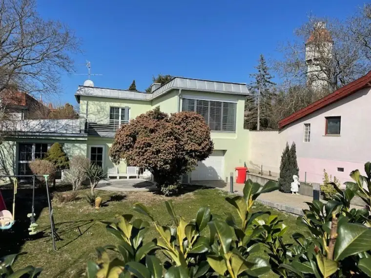 Classic und Moderne: uneinsehbares Wohnhaus in grüner Ruhelage