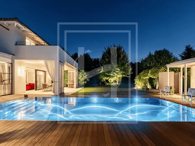 Architektenvilla der Extraklasse mit Edelstahl-Pool, Spa &amp; Heimkino