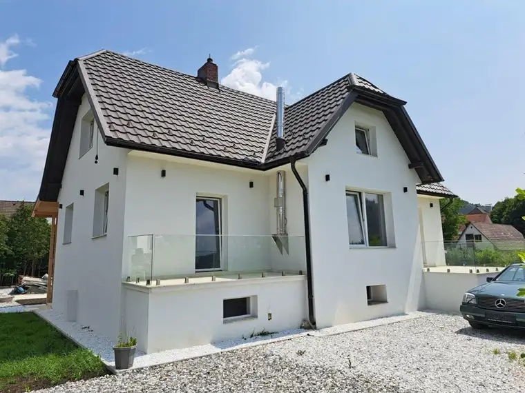 Kernsaniertes Wohnhaus mit Einreichplan für 2 weitere Einfamilienhäuser in toller Lage