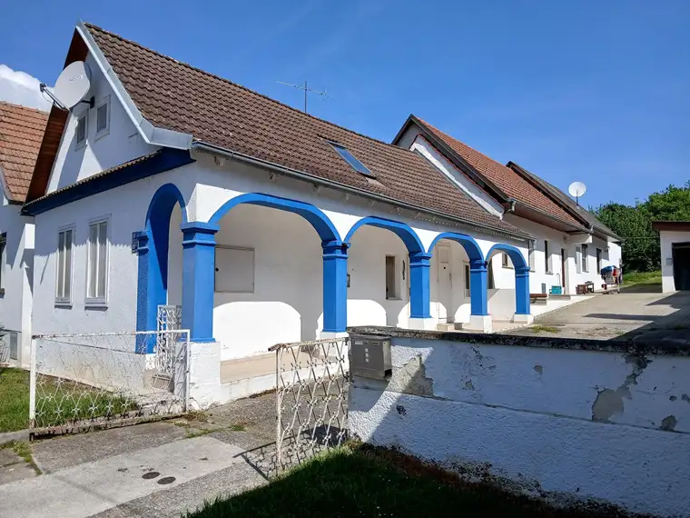 Renovierungsbedürftiges Reihenhaus mit Garten in Großmutschen