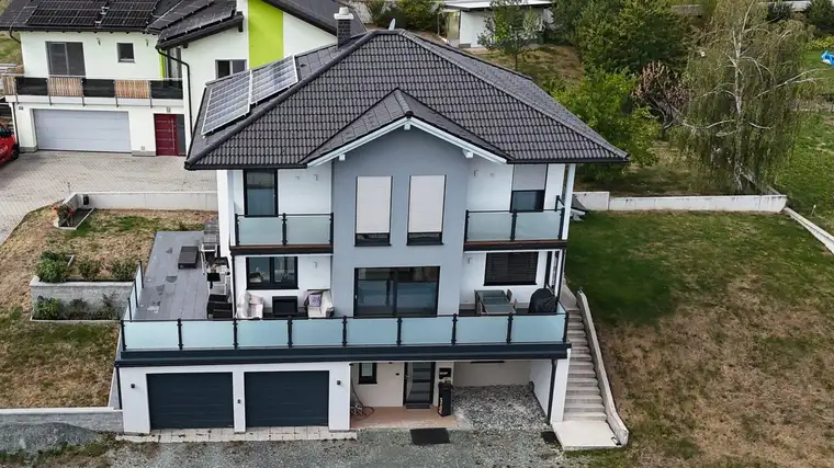 Modernes Einfamilienhaus mit großzügiger Terrasse und Doppelgarage
