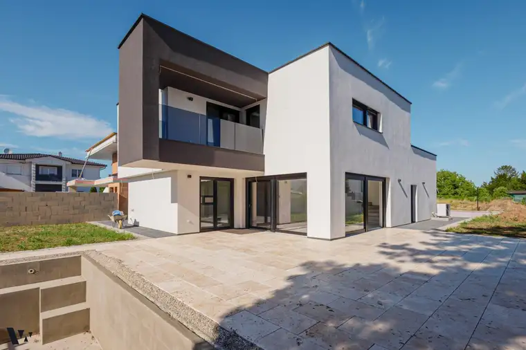 MODERNES DESIGNERHAUS MIT GARTEN &amp; POOL | ERSTBEZUG | VIDEO-PRÄSENTATION