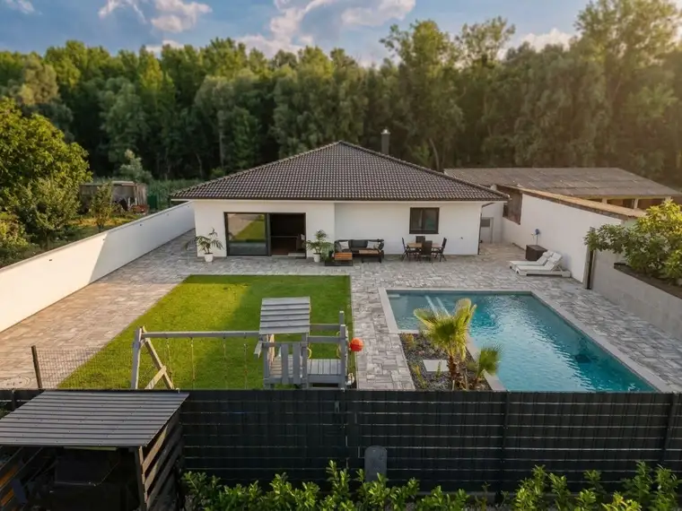 FAMILIENTRAUM MIT SALZWASSERPOOL | 5-ZIMMER-BUNGALOW IN ROHRAU