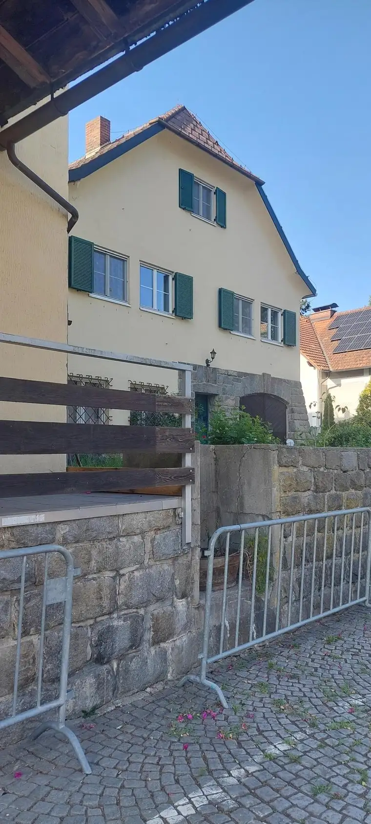 Vermiete Liegenschaft teilbar 1) Haus 157m² 2)Geschäftslokal (Praxis Gastro?, Kaffee? ect) 220m² 3)Lager derzeit mit Hochregalen 250m² 4)Lager- Geschäfts- oder Bürofläche 1.OG 234m² 5)Doppelgarage LKW-tauglich 49,40m² 6)Außenflächen und Parkplätze (Provisionsfrei)