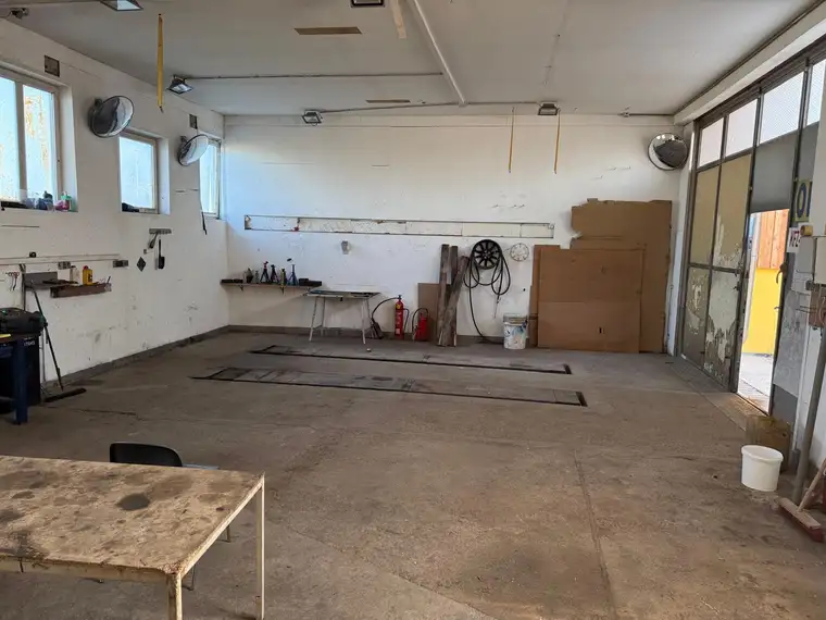 Große Werkstatt/Halle mit Hebebühne zu vermieten (Provisionsfrei)