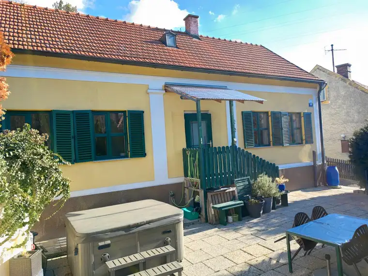PRIVAT - Charmantes Haus in ruhiger Lage Pottenstein - 2 große Zimmer - geräumige Vorzimmer, separate Werkstatt, Whirlpool , Sauna, Garten mit herrlicher Aussicht (Provisionsfrei)