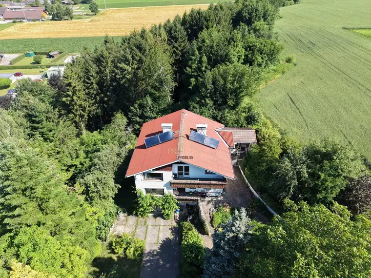 Großzügiges Haus mit zwei getrennte Wohneinheiten, Keller und Garage in Lenzing! Absolute Ruhelage!