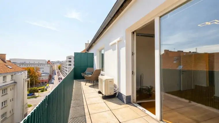 *ERSTBEZUG NACH SANIERUNG* im DG mit 11m² Terrasse &amp; Klimaanlage *PROVISIONSFREI*